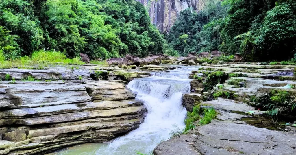 আমিয়াখুম জলপ্রপাত Amiakum Waterfall